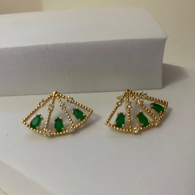 BRINCO LEQUE BANHADO A OURO 18K COM PEDRAS VERDE ESMERALDA